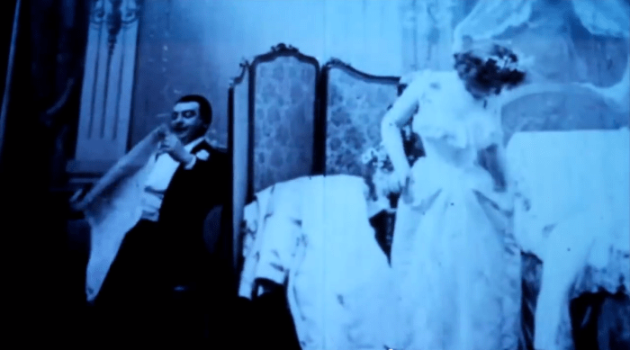 wikipedia üzerinden fotoğraf Bugünün standartlarına göre bu film PG dereceli olarak bile kabul edilmeyecekti, ancak 1896'da bu son teknoloji sinema parçası ekranlara çarptığında dünya bir kargaşaya girdi. Film Fransız (elbette) ve Le Coucher de la Mariée başlıklı, ii bir kadının banyoda kıyafetlerini çıkardığı, banyo yaptığı ve sonra tekrar giyindiği bir sahne içeriyor. Va va va voom!