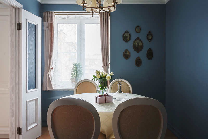 Mėlynos sienos klasikinės virtuvės interjere