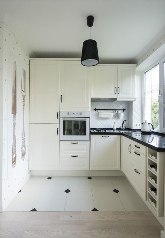 Balta maža klasikinio stiliaus virtuvė