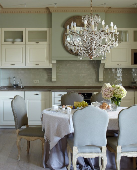Virtuvės-valgomojo interjeras klasikiniu stiliumi