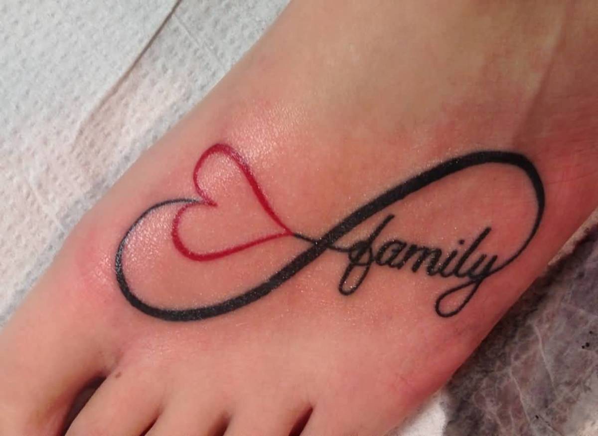 Meilė-Šeima-Begalybė-Simbolis-Tatuiruotė-Pėda