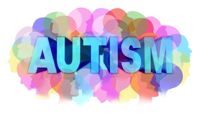 Autizmo diagnozė ir autizmo sutrikimo samprata arba ASD koncepcija, kaip žmonių veidų grupė, rodanti spalvų spektrą kaip psichinės sveikatos problemos simbolį medicininiams tyrimams ir bendruomenės švietimo paramai bei ištekliams.