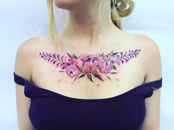 2 Wisteria ve şakayık göğüs dövmesi ile çiçek kompozisyonu