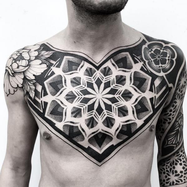 Kalp şeklinde mandala geometrik dövme