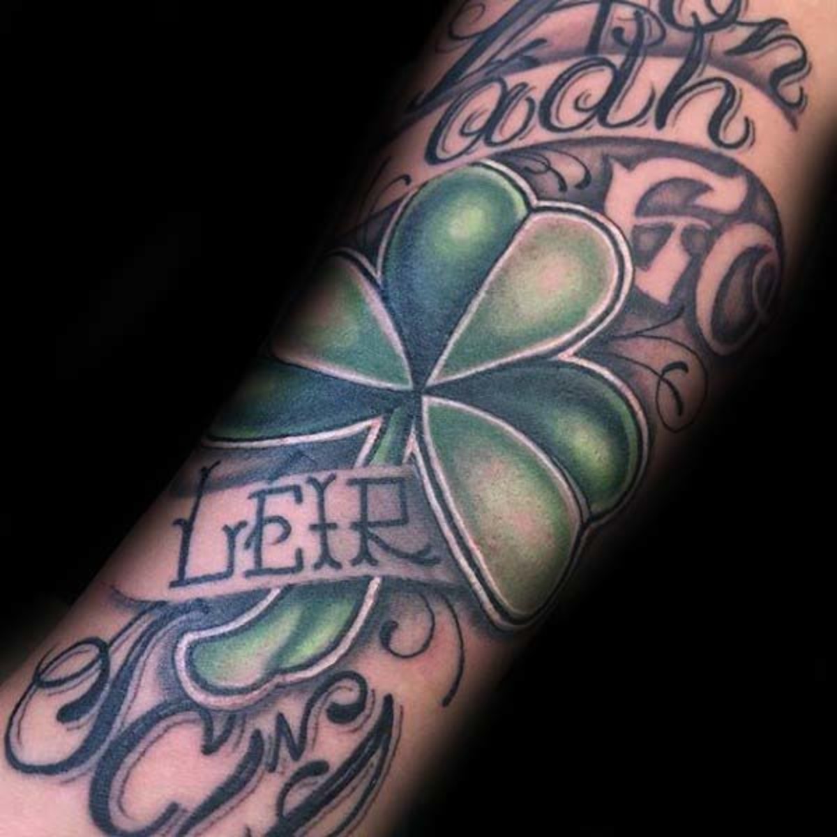 yeşil-irlandalı-üç yapraklı-yonca-erkek-önkol-kol-dövme