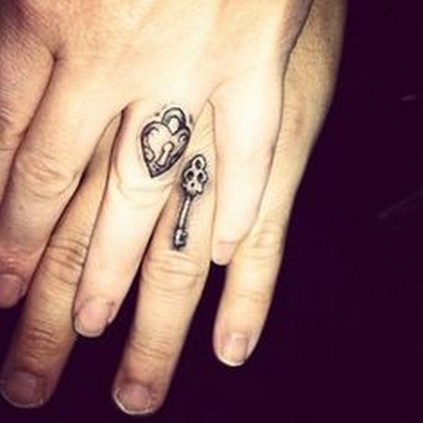 148 Saldžios vestuvinio žiedo tatuiruotės