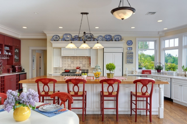 tradisjonell kjøkkenfarget design rød blå hvit
