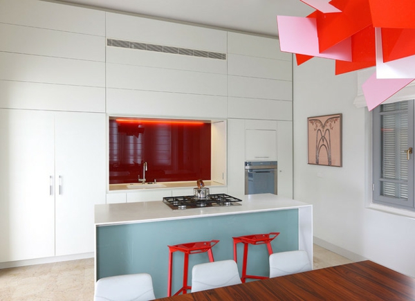 χρωματιστά σχέδια βυθίζουν κόκκινη μπλε λευκή κουζίνα