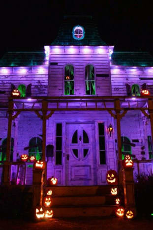 Džiaugiamės šiais violetiniais Helovino rūmais.