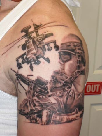 Kareivis su oro parama. Mike'o Crumpo tatuiruotė.