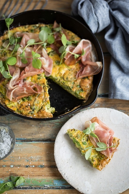 Deilige vårlignende brunsjoppskrifter for tilberedning av fargerik frittata med bacon og greener