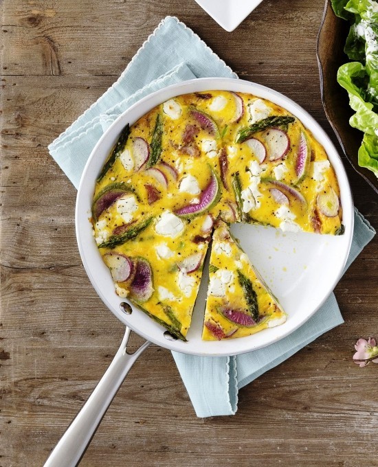 Deilige vårlignende brunsjoppskrifter for tilberedning av deilige frittata med ostespargel og fiken