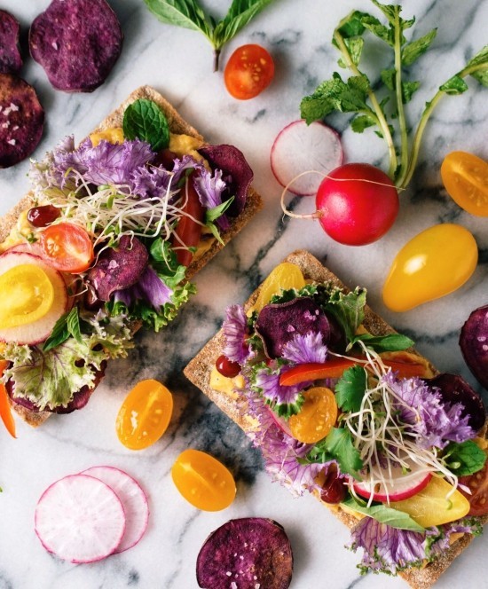 Deilige vårlignende brunsjoppskrifter for tilberedning av salat og kjeks med spiselige blomster og cherrytomater