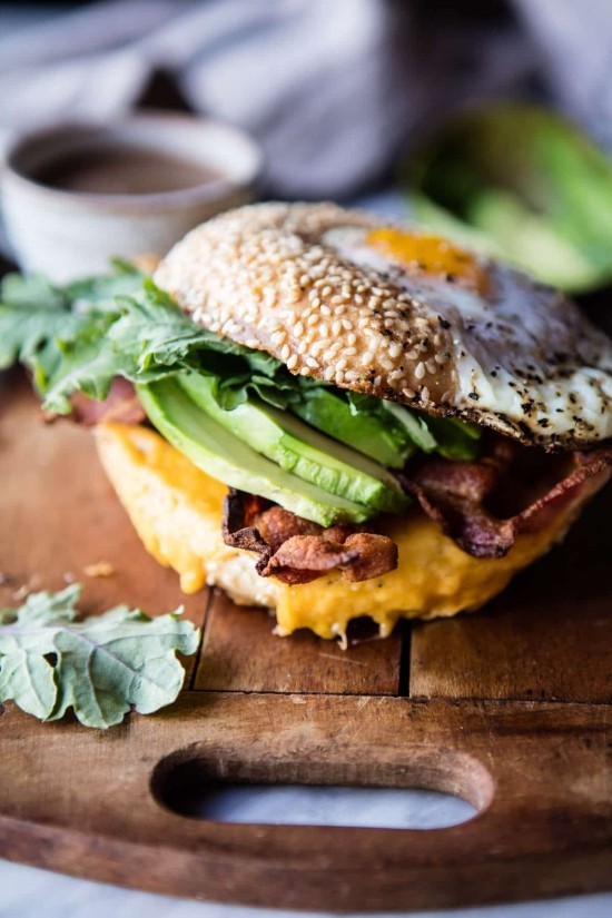 Deilige vårlignende brunsjoppskrifter for tilberedning av bagelsandwich med egg og avokado