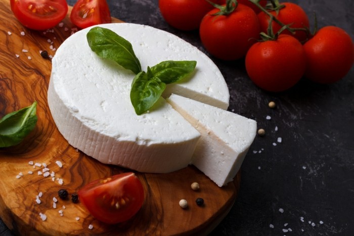 גבינות פופולריות של ריקוטה אוכלות גבינה