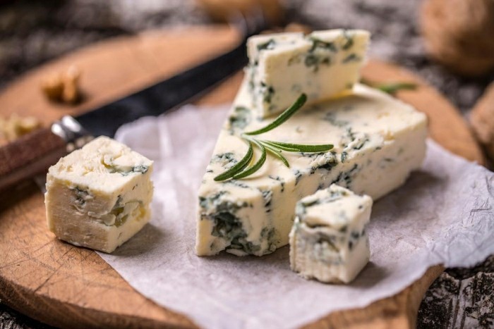 גבינות פופולריות של רוקפור אוכלות בריא