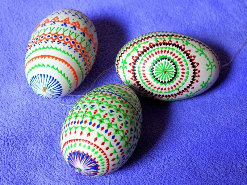 Srbská velikonoční vajíčka originální embosovací technika barevného designu