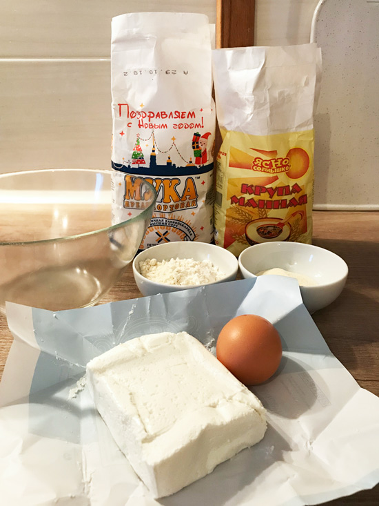 Manų kruopų sūrio pyragaičių ingredientai
