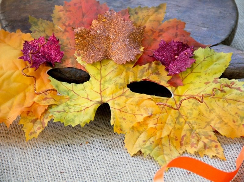 Håndverk med barn Høst flott maske fra blader