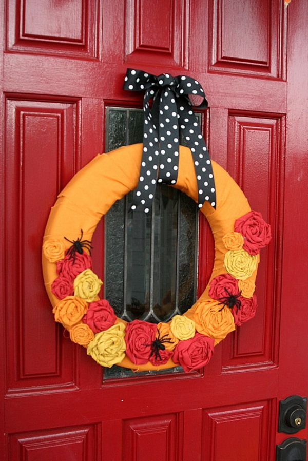 strašidelný halloween dekorace nápady červený dveřní pavouk věnec