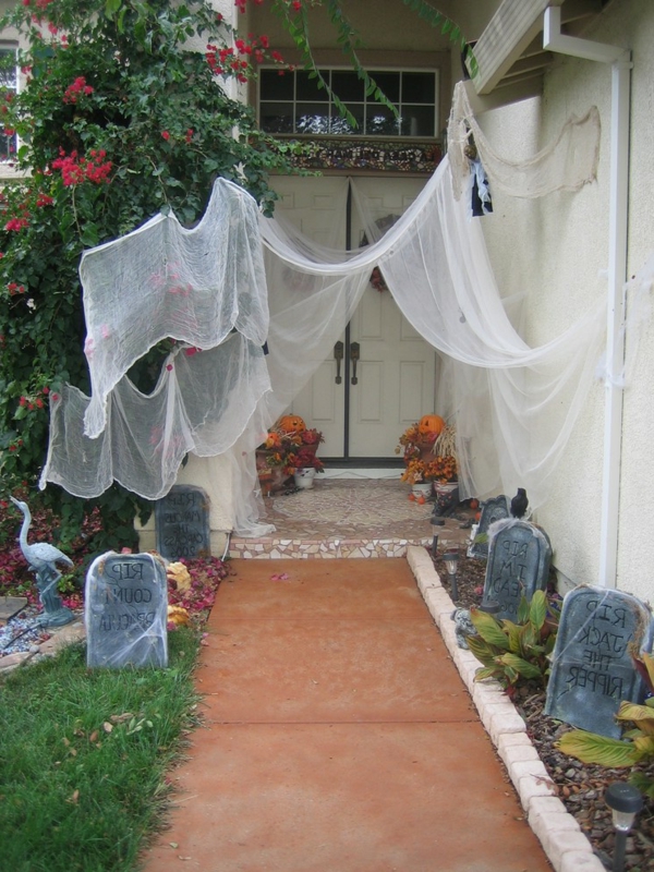 strašidelný halloween dekorace nápady mlha čistý hřbitov