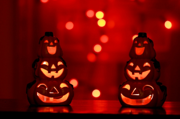 strašidelné halloween dekorace nápady červené dýně