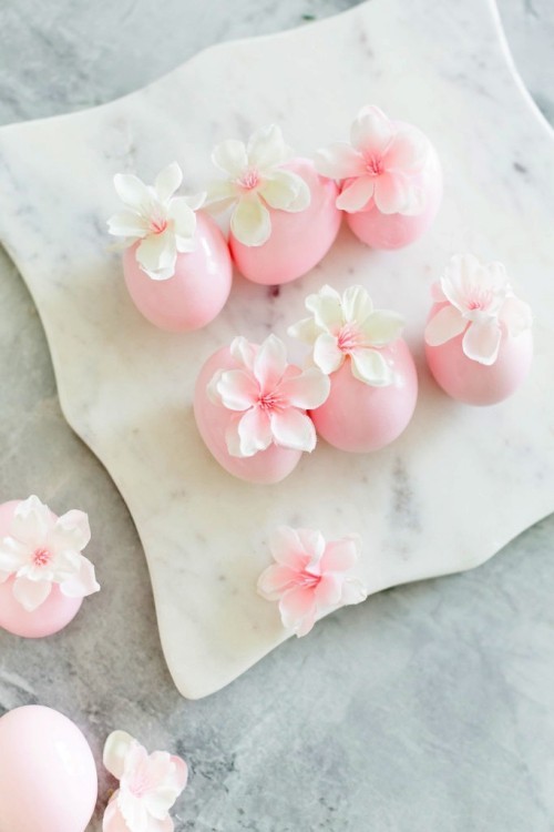 40 εξαιρετικές shabby chic ιδέες διακόσμησης για πασχαλινά ροζ πασχαλινά αυγά κολλημένα με τεχνητά λουλούδια