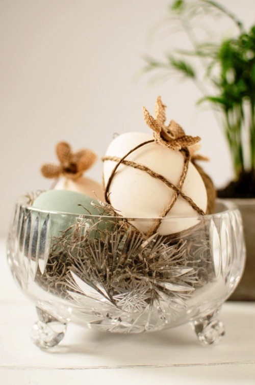 40 רעיונות מצוינים לקישוט עלוב שיק לשולחן חג הפסחא צנצנת זכוכית עם ביצי פסחא עם חוט