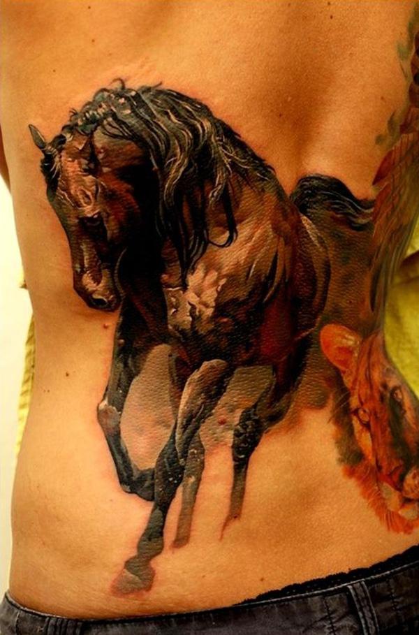 spalvota 3D arklio tatuiruotė ant nugaros
