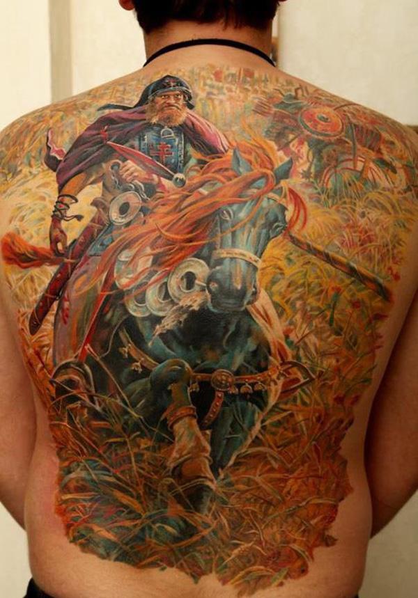 spalvotas karys su arklio nugaros tatuiruote