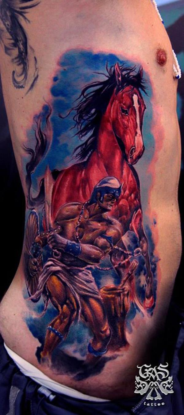 spalvotas karys su arklio pusės tatuiruote