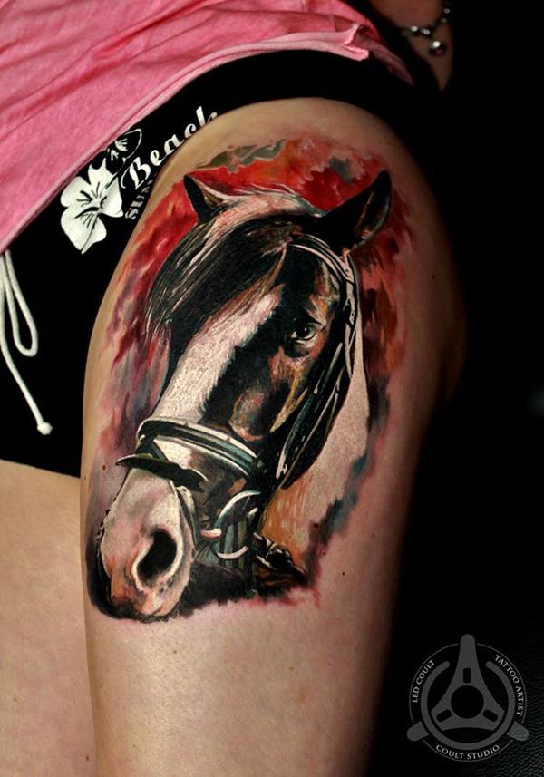 arklio portreto tatuiruotė ant šlaunies
