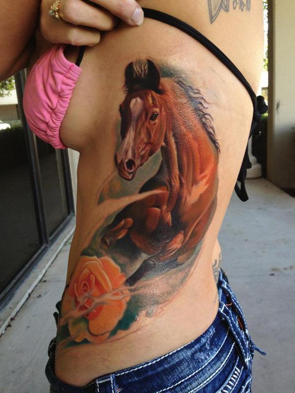 Arklio tatuiruotė šone