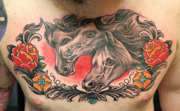 arklys su gėlių tatuiruote ant krūtinės