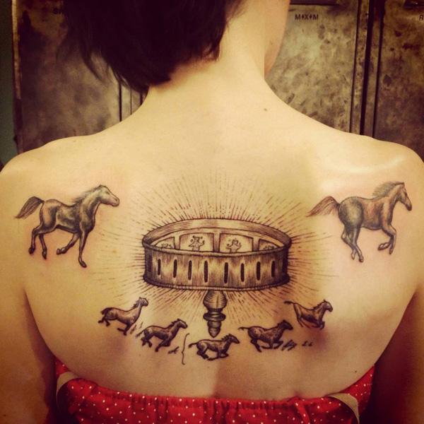arklių tatuiruotė ant nugaros moterims