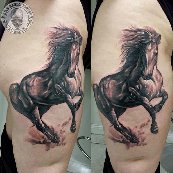 šlaunies arklio tatuiruotė
