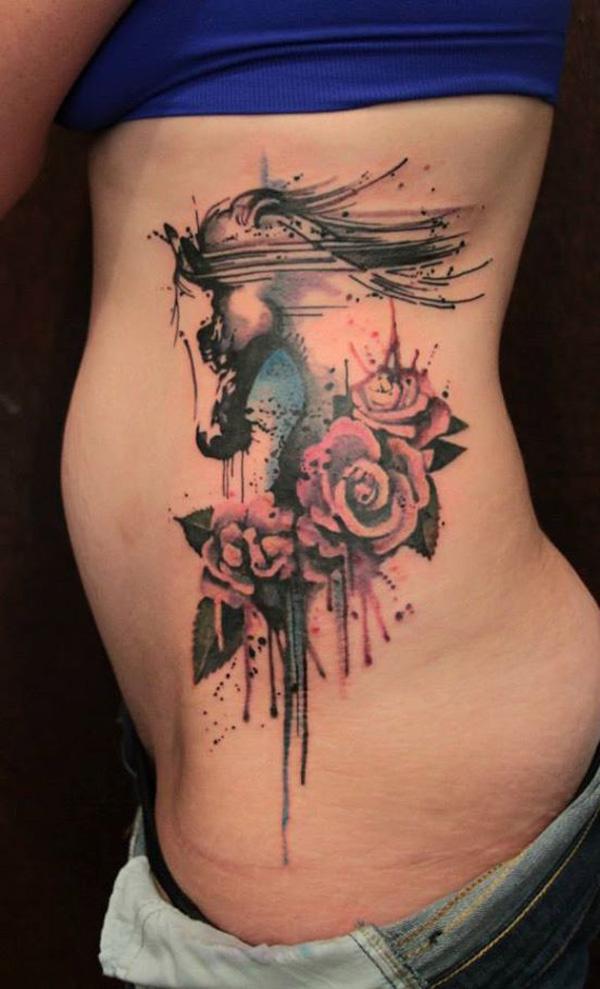 akvarelinis arklys su gėlių tatuiruote