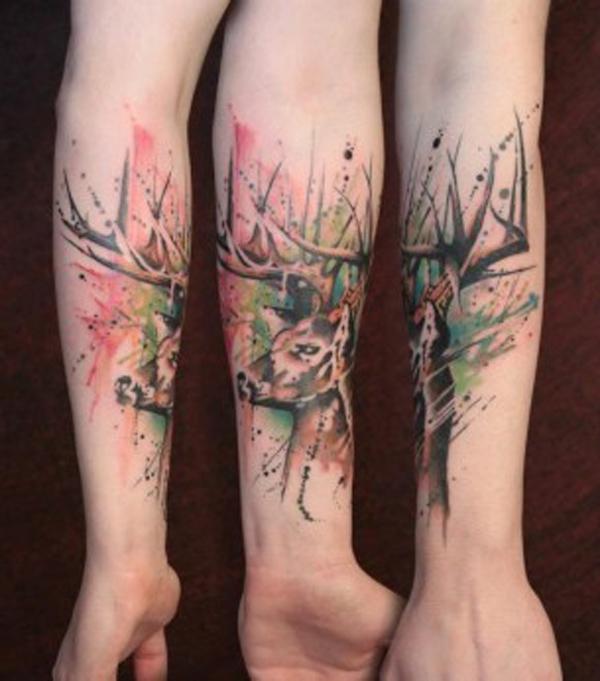 前腕の水彩鹿のタトゥー