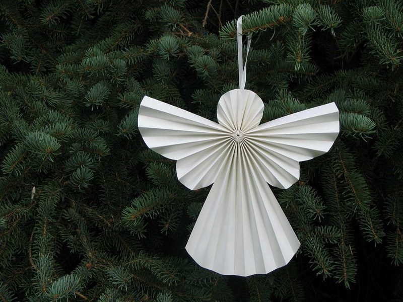 Vyrobte si z papíru vlastní ozdoby na vánoční stromeček