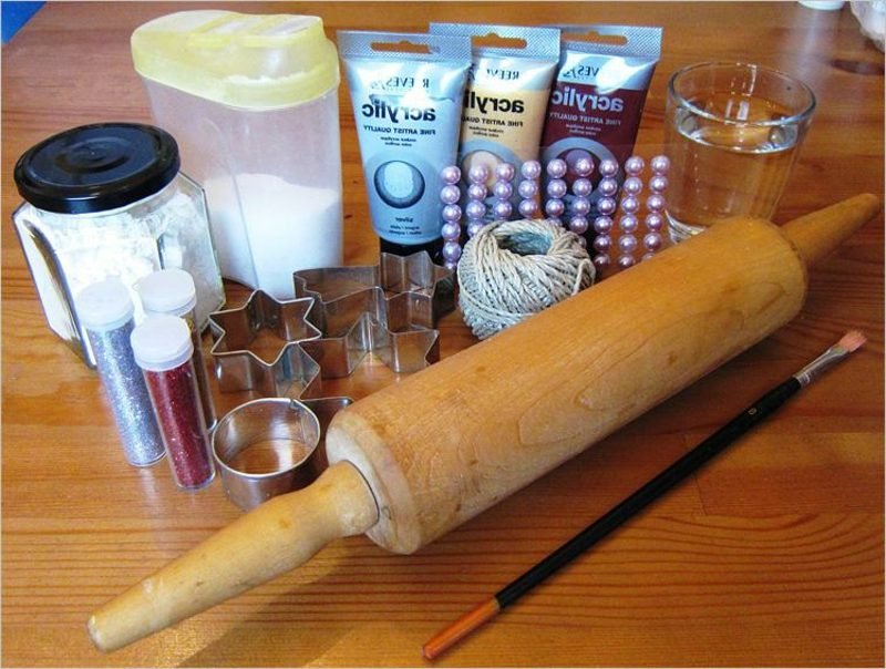 DIY vánoční ozdoby ze slaného těsta potřebné materiály