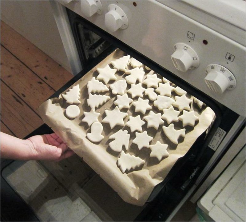 Návod na sestavení vánočního pečení figurek ze slaného těsta v troubě