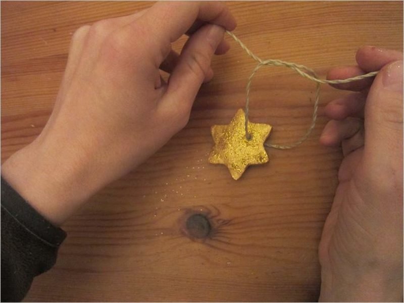 Návody na výrobu Vánoc připravte ze slaného těsta figurky na zavěšení