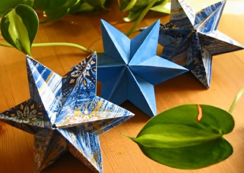Håndverksinstruksjoner for julefargede stjerner laget av papir
