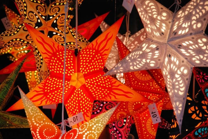 barevné papírové vánoční hvězdy DIY