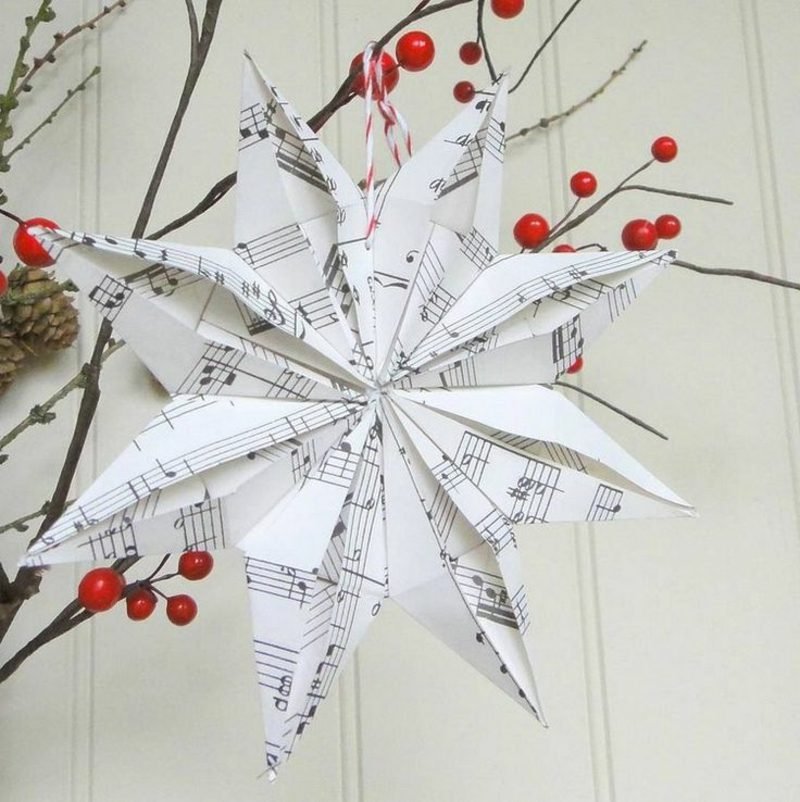Håndverksinstruksjoner for julestjerne laget av musikkpapir