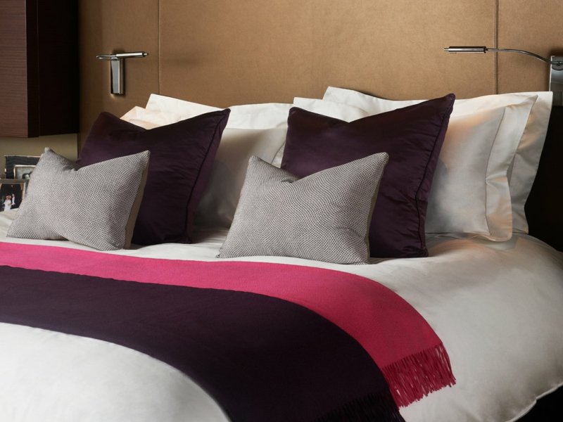 designové fialové a růžové akcenty na luxusním prádle