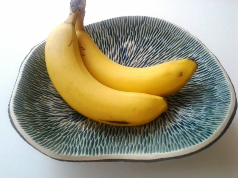 קערת פירות א -סימטרית עם בננות