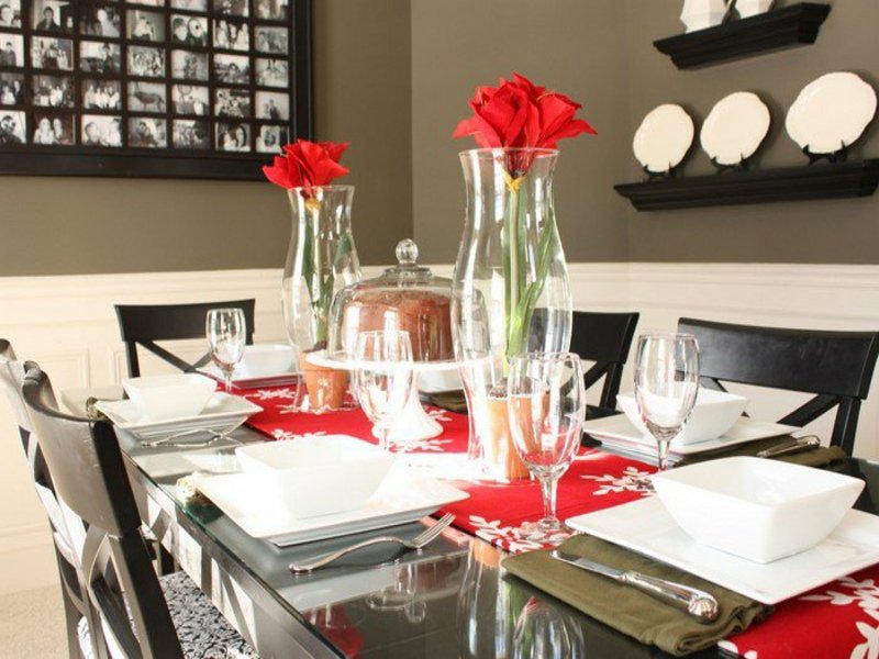 עיטורי שולחן קטנים עם פרחים אדומים