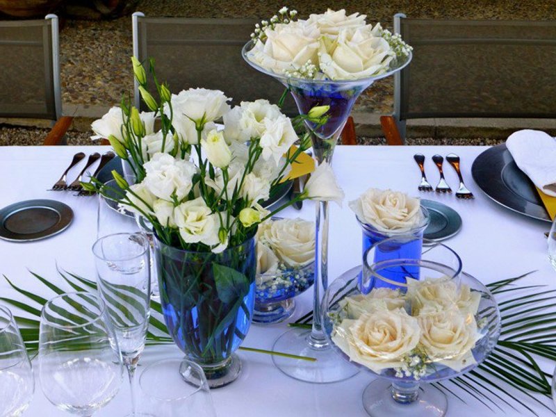 עיטורי שולחן עם ורדים באגרטלי זכוכית