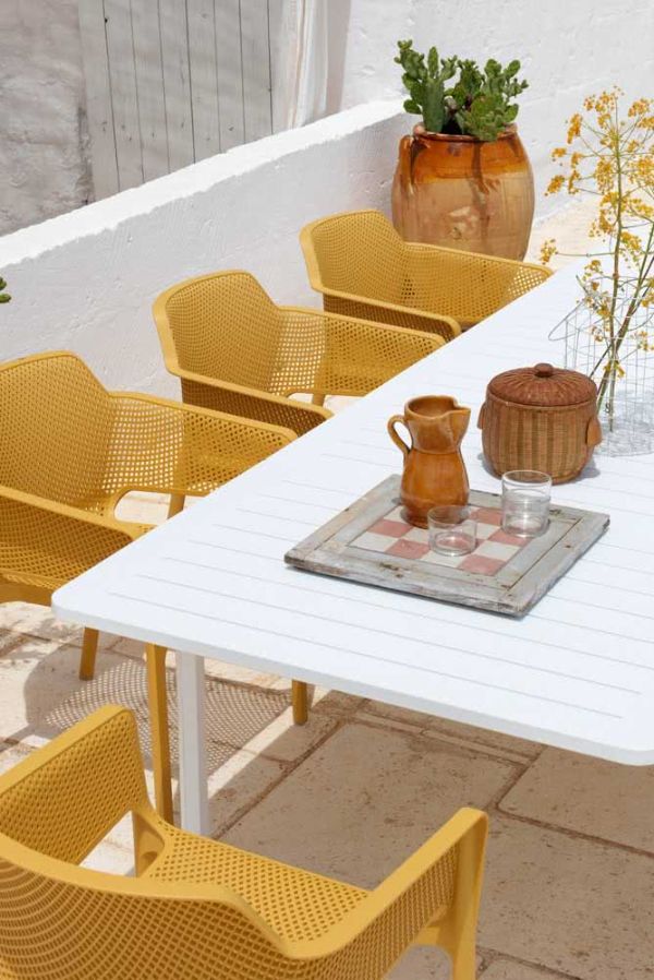 כיסאות צהובים חרדליים ליד שולחן המטבח